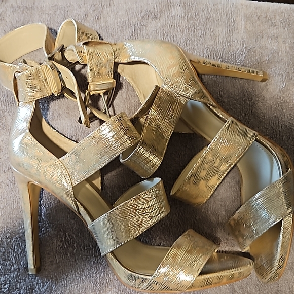 Vince Camuto 9.5 Gold Sandals - Picture 2 of 5